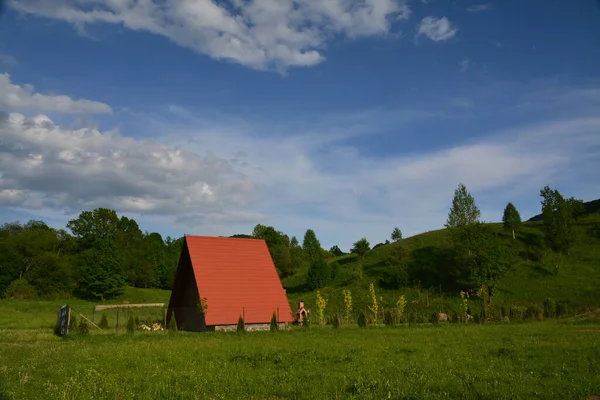 Egy Kis Falusi Ház Közelsége Vidéken Zöld Terep Felhős Alatt — Stock Fotó