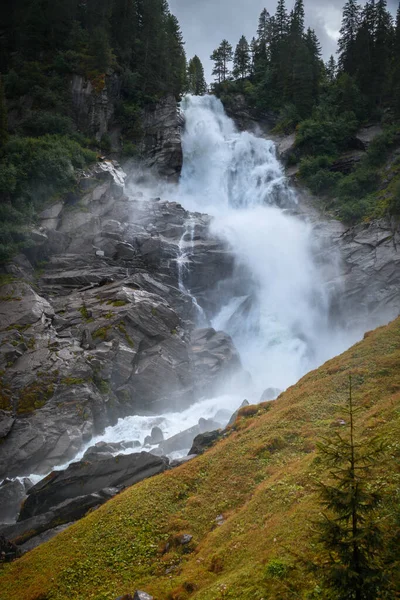 Tiro Vertical Uma Bela Cachoeira Cercada Por Rochas Cobertas Vegetação — Fotografia de Stock