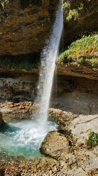 Een Verticaal Schot Van Een Waterval Een Park — Stockfoto