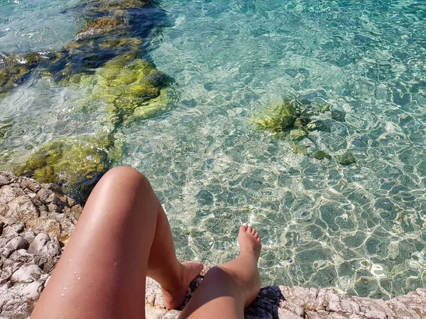 Colpo Angolo Alto Delle Gambe Una Femmina Sopra Acqua Cristallina — Foto Stock