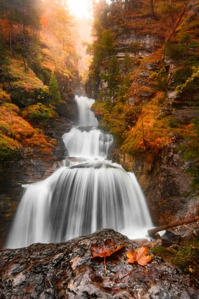 Vertikální Pohled Potok Vodopádu Obklopený Skálami Podzim — Stock fotografie