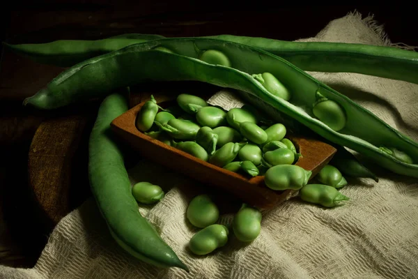 Een Close Van Verse Rauwe Tuinbonen Peulen Een Stapel Bonen — Stockfoto