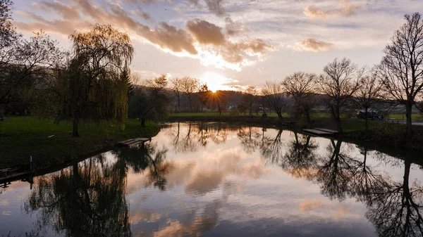 Cenário Vibrante Lago Com Árvores Nuas Durante Pôr Sol — Fotografia de Stock