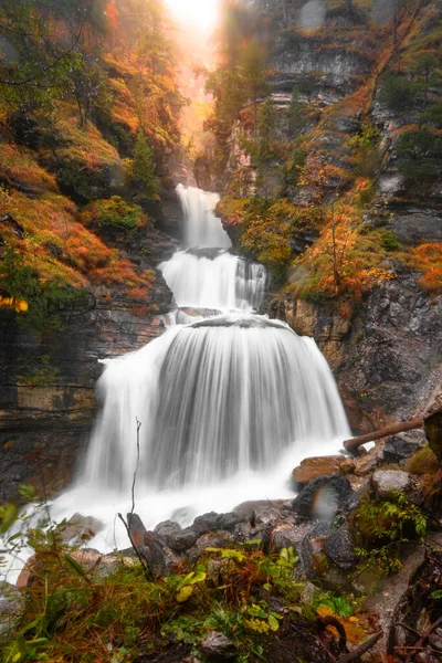 Veduta Verticale Torrente Cascata Circondato Rocce Autunno — Foto Stock