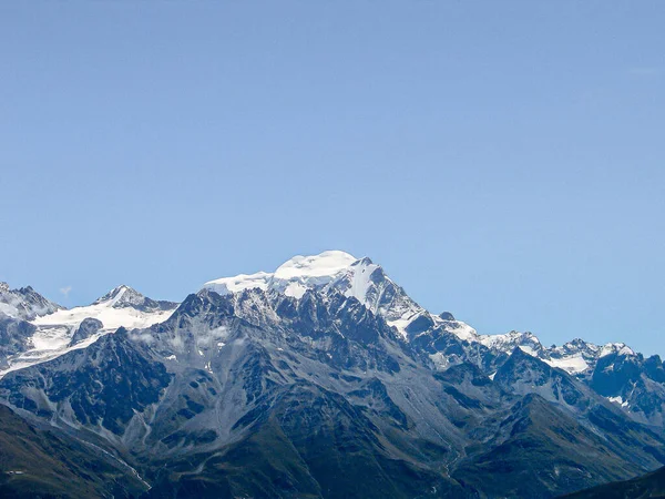 Sneeuwbergen Onder Heldere Blauwe Lucht — Stockfoto