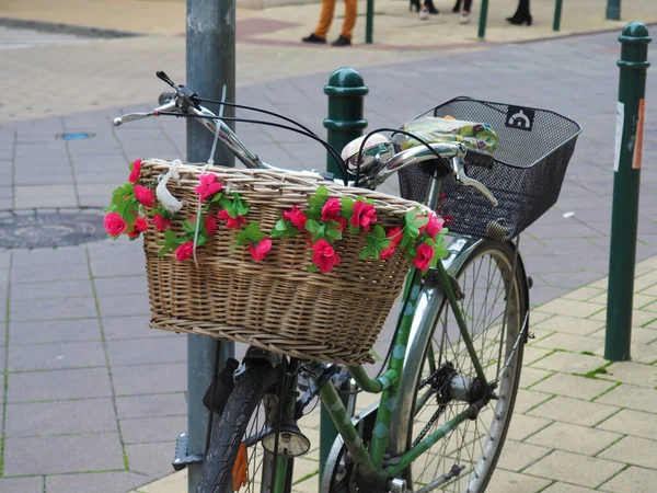 Egy Bicikli Közelsége Virágokkal Díszített Kosárral Járdán — Stock Fotó