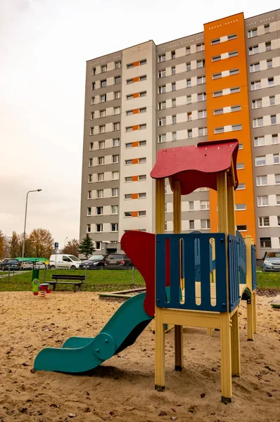 Poznan Polonia Noviembre 2020 Equipo Diapositivas Parque Infantil Frente Edificio —  Fotos de Stock