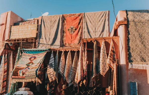 Piyasada Doğu Stili Tekstil Ürünlerinin Güneşli Manzarası — Stok fotoğraf