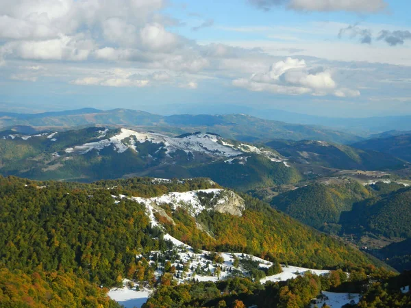 Eine Landschaft Des Kopaonik Gebirges Unter Dem Sonnenlicht Und Blauem — Stockfoto