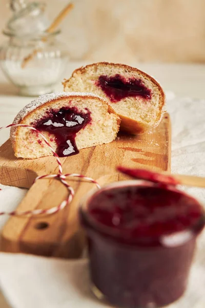 Een Selectieve Focus Close Van Broodjes Met Marmelade Houten Plank — Stockfoto