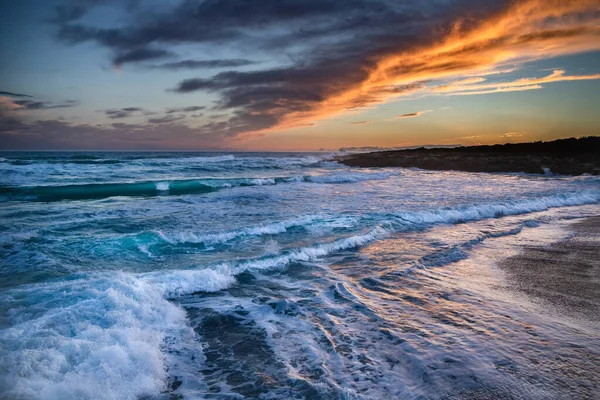 Красивый Пейзаж Волн Поющих Песке Закате Юге Италии — стоковое фото