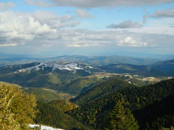Eine Landschaft Des Kopaonik Gebirges Unter Dem Sonnenlicht Und Blauem — Stockfoto