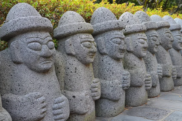 Снимок Ряда Статуй Камня Храме Якчхонса Чеджу Южная Корея — стоковое фото