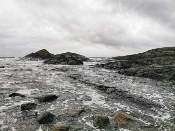 Una Vista Las Olas Golpeando Costa Rocosa Molen Noruega Fondo — Foto de Stock