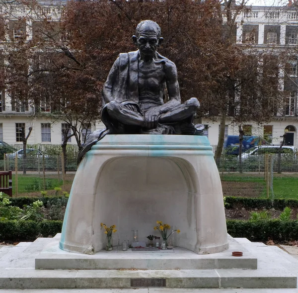 Londra Regno Unito Aprile 2016 Una Scultura Gandhi Seduta Gambe — Foto Stock