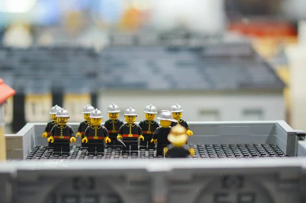 Poznan Polen Apr 2018 Lego Brandweermannen Speelgoedfiguurtjes Een Dak — Stockfoto
