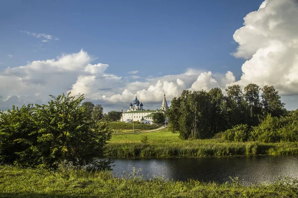 クレムリンを背景にロシアのスズダルで川の景勝地 — ストック写真