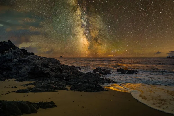 Les Vagues Océan Frappant Plage Rocheuse Luisant Sous Ciel Nocturne — Photo