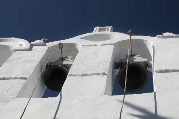 ギリシャのシキノス島 美しい伝統的な教会の鐘楼 風景画 コピースペースのための青い空の背景 旧村の写真 — ストック写真