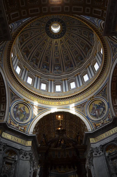 バチカンのサン ピエトロ大聖堂の壁に描かれた魅惑的な絵画 — ストック写真