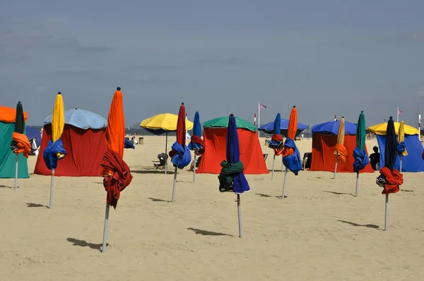 Primo Piano Una Spiaggia Piena Ombrelloni Colorati Durante Giorno — Foto Stock
