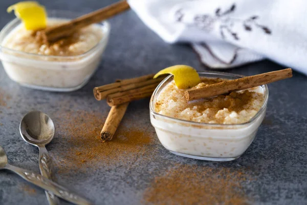 Eine Nahaufnahme Eines Köstlichen Milchreis Einer Schüssel Mit Zimtstangen — Stockfoto