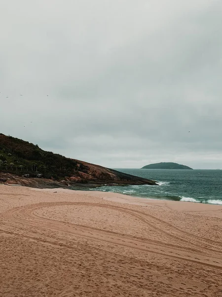 Bulutlu Bir Günde Rio Janeiro Bir Plaj Manzarası — Stok fotoğraf