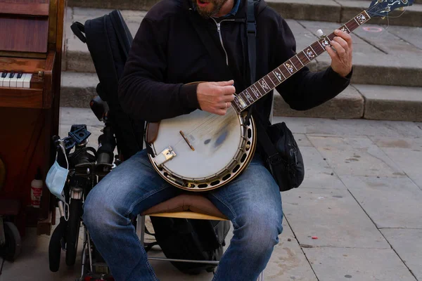 Крупный План Уличного Музыканта Играющего Бандуре — стоковое фото
