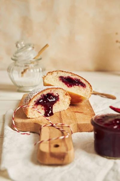 Een Verticaal Shot Van Een Gesneden Broodje Met Gesmolten Marmelade — Stockfoto
