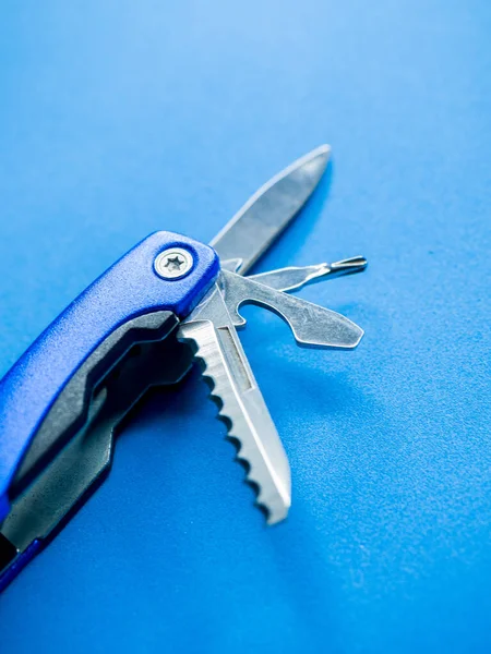 Mavi Bir Yüzey Üzerinde Bir Cep Aracı Üzerinde Bıçakların Dikey — Stok fotoğraf