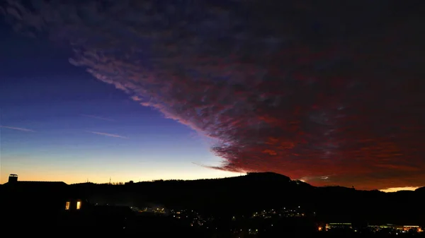 Incredibile Scatto Una Città Illuminata Paesaggio Montano Durante Tramonto Profondo — Foto Stock