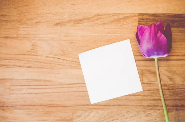 Висококутний Знімок Фіолетового Тюльпана Шматок Паперу Дерев Яній Поверхні Копіювання — стокове фото