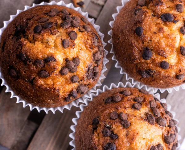 Una Vista Superior Los Cupcakes Recién Horneados Con Chispas Chocolate — Foto de Stock