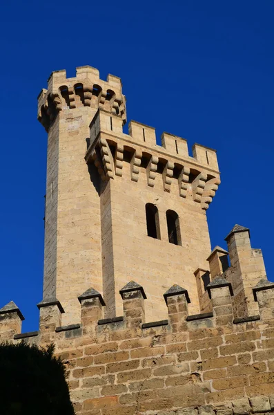 Tiro Ângulo Baixo Castelo Alcudia Maiorca Contra Céu Azul — Fotografia de Stock