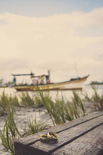 Vertical Shot Gold Wedding Rings Wooden Bench Lake — Stock Photo, Image