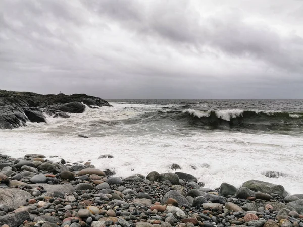 Una Vista Las Fuertes Olas Golpeando Costa Rocosa Molen Noruega — Foto de Stock