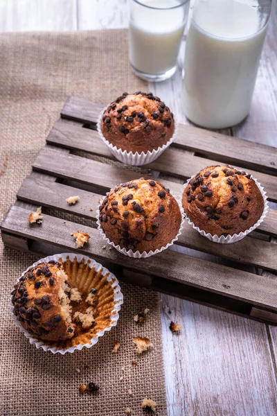 Primer Plano Los Cupcakes Recién Horneados Con Chispas Chocolate Una — Foto de Stock