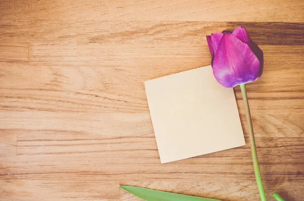 Висококутний Знімок Фіолетового Тюльпана Шматок Паперу Дерев Яній Поверхні — стокове фото