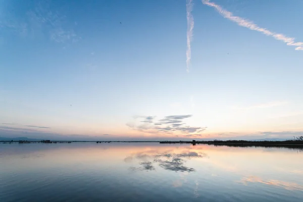 Matahari Terbenam Danau Albufera Dengan Refleksi Langit — Stok Foto