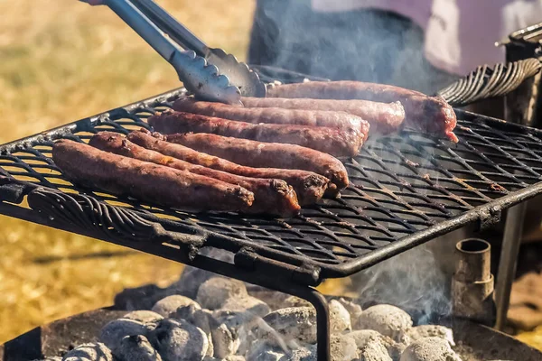 Zbliżenie Ujęcia Grillowania Kiełbasek Metalowej Siatce — Zdjęcie stockowe