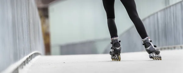 Jonge Vrouw Een Gezonde Levensstijl Actief Met Inline Skaten — Stockfoto