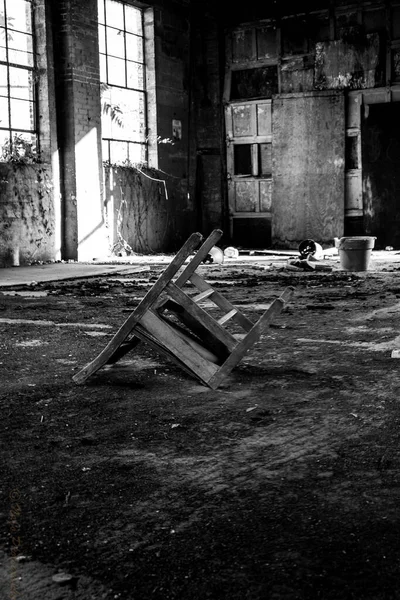 버려진 건물에 의자에 영화에 알맞다 — 스톡 사진