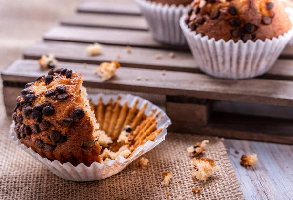 Närbild Den Nybakade Cupcake Med Chokladchips — Stockfoto