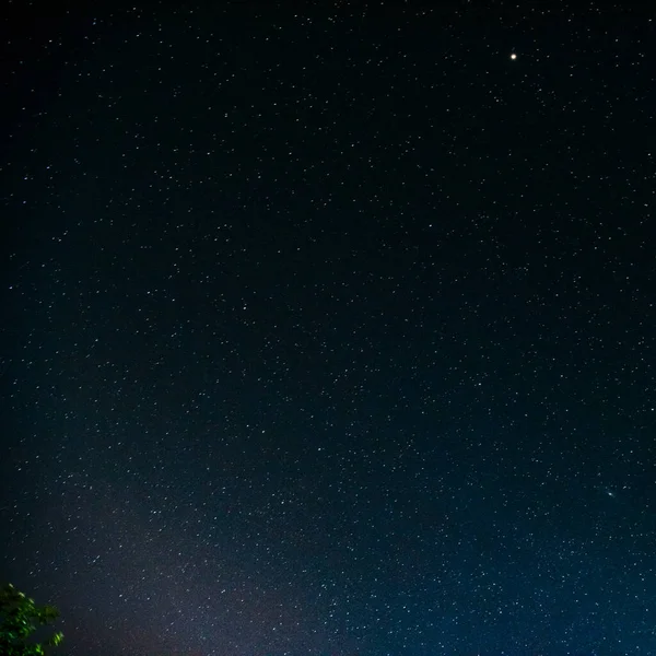 Egy Gyönyörű Kép Éjszakai Sötét Égboltról Sok Ragyogó Csillaggal — Stock Fotó