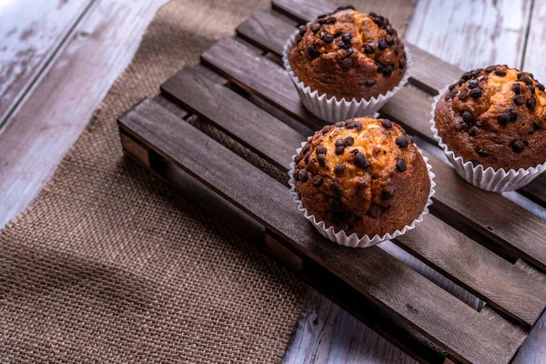 Primer Plano Los Cupcakes Recién Horneados Con Chispas Chocolate Una —  Fotos de Stock