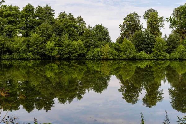 Une Belle Vue Sur Lac Calme Avec Reflet Des Arbres — Photo