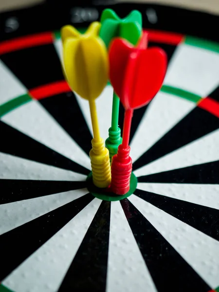 Vertikal Närbild Skott Darttavla Med Tre Pilar Bullseye — Stockfoto