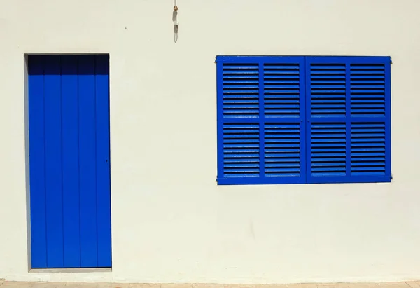 Una Puerta Madera Azul Una Ventana Una Pared Blanca Brillante — Foto de Stock