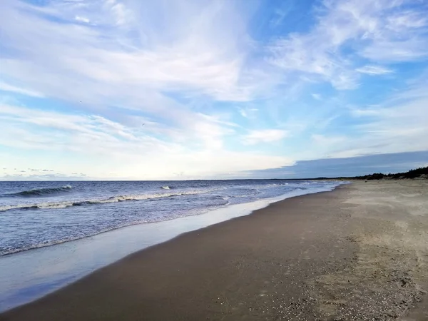 ポーランドのグダニスクにあるワイスパ ソビエスツェフスカの美しい砂浜の海岸線の景色 — ストック写真