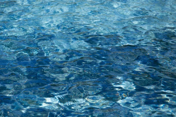 Tiro Alto Ángulo Agua Azul Una Piscina Con Olas Ligeramente —  Fotos de Stock